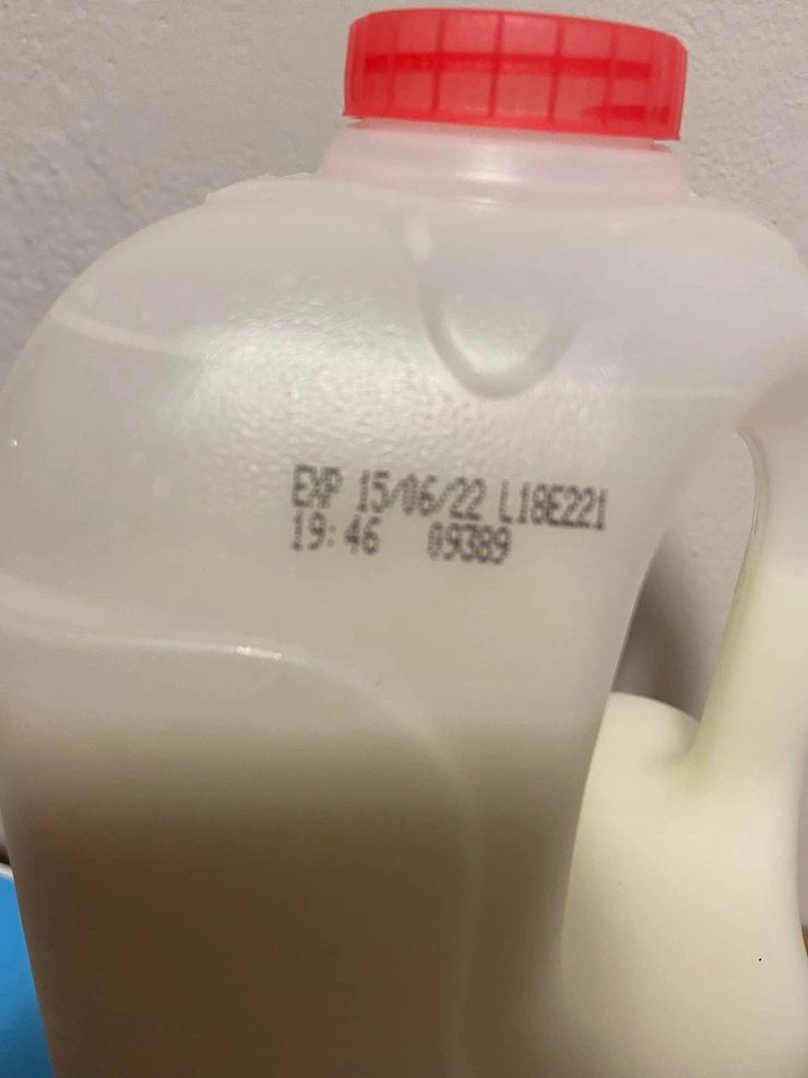 o sticla de lapte cu termen de valabilitate si lot