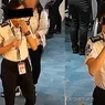 O vameșă de la un aeroport a fost suprinsă în timp ce se chinuia să înghită 300 de dolari 8211 VIDEO