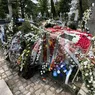 Mormântul lui Costel Corduneanu loc de pelerinaj la Cimitirul Eternitatea din Iaşi. Sunt munţi de flori iar lumea continua sa vina să-i aducă un omagiu- FOTO