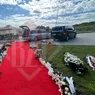 Ultimele pregătiri înainte de a-l conduce pe Costel Corduneanu la cimitir. Zecile de flori și coroane încărcate în mașini 8211 FOTO