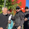 Scandal cu jandarmi și poliție într-o comună din Iași Un preot caterisit a încercat să intre cu forța în cimitir dar a fost hulit de enoriași Să stea la poartă ca un cățeluș dacă i-au plăcut fetele  FOTOVIDEO