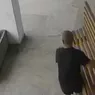 Un bărbat a fost filmat când fură o bancă din fața unei clinici în Cluj-Napoca 8211 VIDEO
