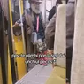 Apariție controversată într-un tramvai din Iași Călătorii nu și-au mai putut lua ochii de la un bărbat îmbrăcat ca un cowboy Arăta mai bine dacă avea și chitară  FOTOVIDEO