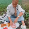 O cunoscută cântăreață din România a mâncat parizer pe marginea drumului Cum a fost filmată vedeta