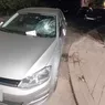 El este individul care a pus gând rău mașinilor parcate în Copou. Cu o cârjă a făcut zob parbrizul uneia apoi a plecat. Un trecător l-a filmat 8211 FOTOVIDEO