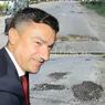 Mihai Chirica nu mai vrea să fie primarul Iașului Ca să nu mai fie ales a comandat ca gropile din asfalt de la Bazar să fie acoperite cu pământ Iată imaginile de circ 8211 FOTOVIDEO
