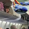 Moment bizar într-un avion. Motivul pentru care o femeie s-a urcat în compartimentul de bagaje 8211 VIDEO