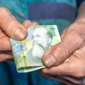 Nu toți pensionarii și-au primit banii înainte de Paște. Ce a transmis Poșta Română