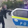 Scene ireale în Cluj Un polițist a încercat să rețină un bărbat dar o polițistă a dat cu spray în ochii amândurora 8211 VIDEO