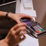 S-a dat lege în România Ce se întâmplă cu banii cash și cardurile bancare