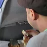 Doi români filmați mâncând cârnați brânză și roșii în avion. Imaginile fac deliciul internauților